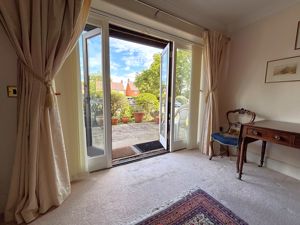 Sitting Room (3)- click for photo gallery